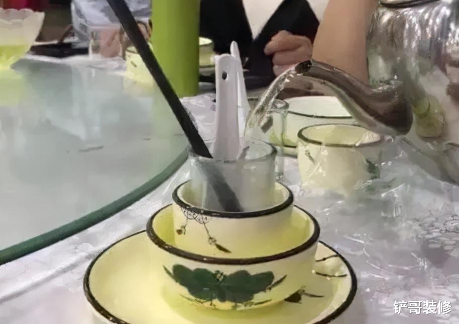 |吃饭时，为什么南方人用骨碟，北方人直接吐在桌子上？