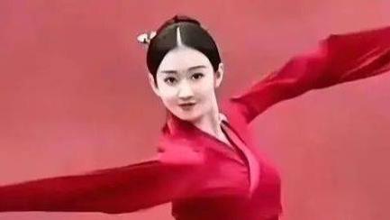 闹大了！恒大歌舞“副团”长被扒，人美但公关绝对一把好手