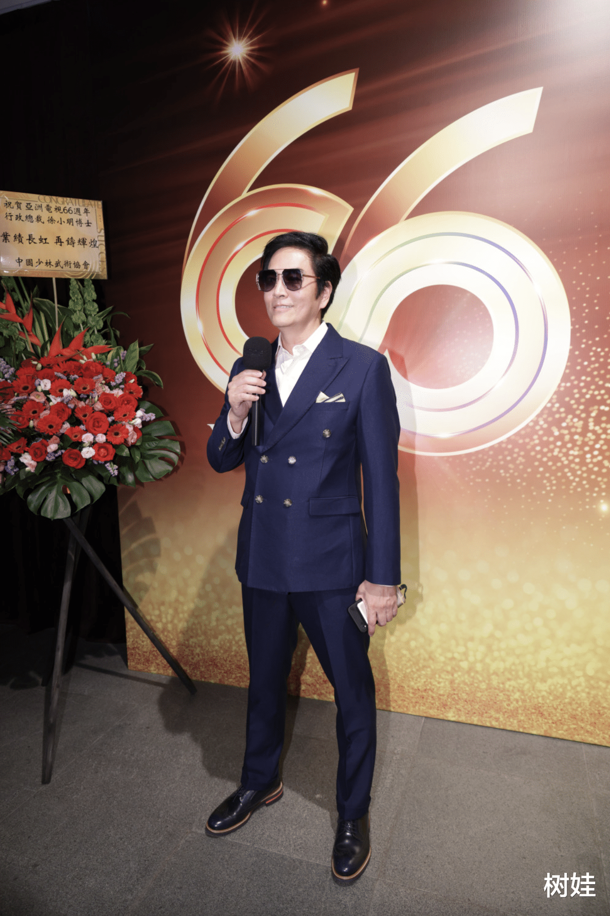亚视|61岁陈庭威出席亚视台庆,穿西装戴墨镜有型有款,自曝未婚仍单身