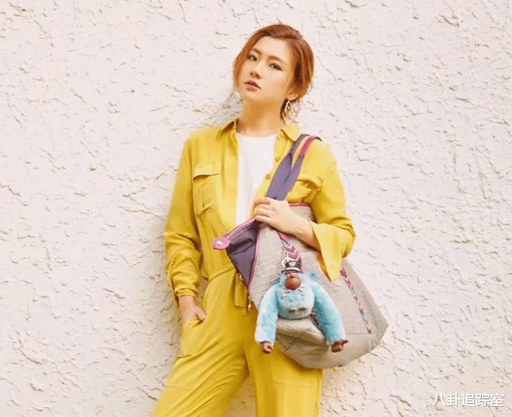 Selina产后首露面,穿月子服肚子仍如怀胎5月,眉目间似含忧愁