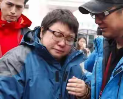 韩红携众明星爱心资金驰援灾区，官方要求撤离，却遭网友冷嘲热讽