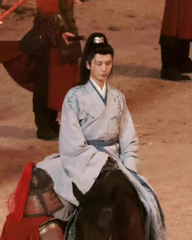 肠胃 成毅《英雄志》新妆造曝光高马尾抢眼，单手挑担姿势引热议