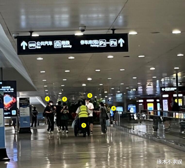 奚梦瑶腿受伤综艺喊停！何猷君清晨送其回上海，细节曝光引争议！