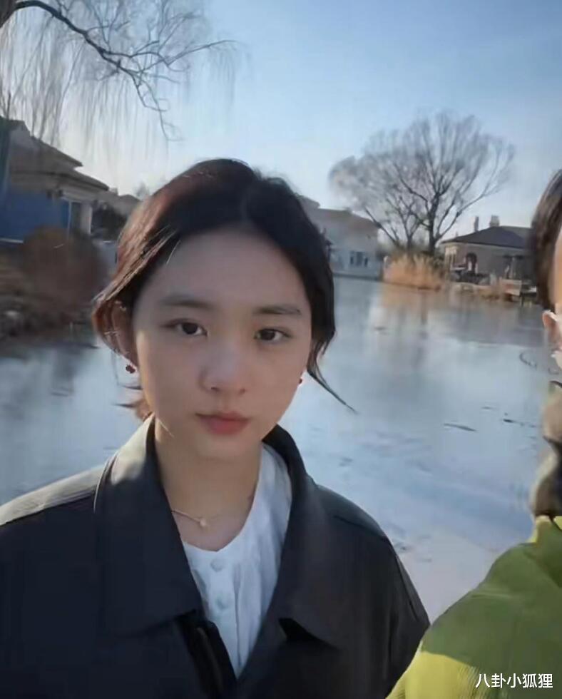 孙莉|孙莉携仨子女踏冰,多多素颜出镜脸型变精致,网友直呼被美晕了