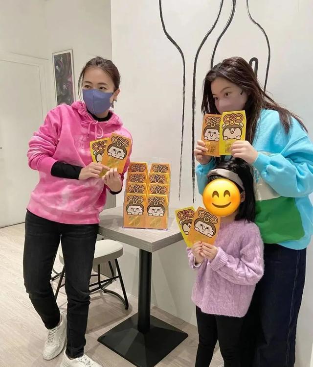 情人节|8位豪门阔太过情人节,向太晒8千万钻石,田朴珺晒夫妻亲密合照