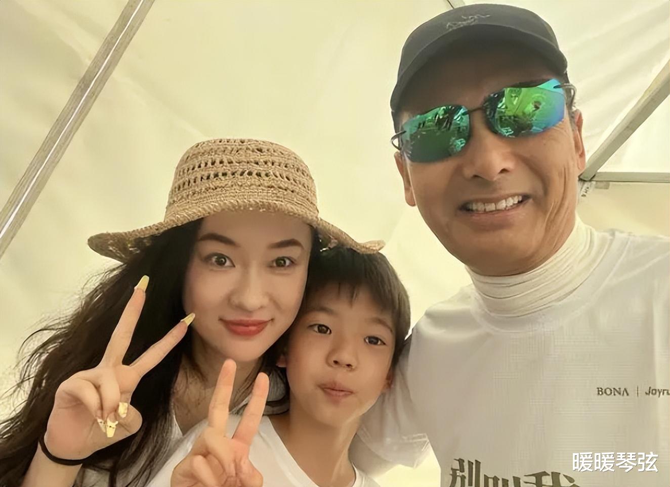 9岁嗯哼受伤腿骨折,妹妹坐在轮椅上出镜,笑容甜美长得像霍思燕