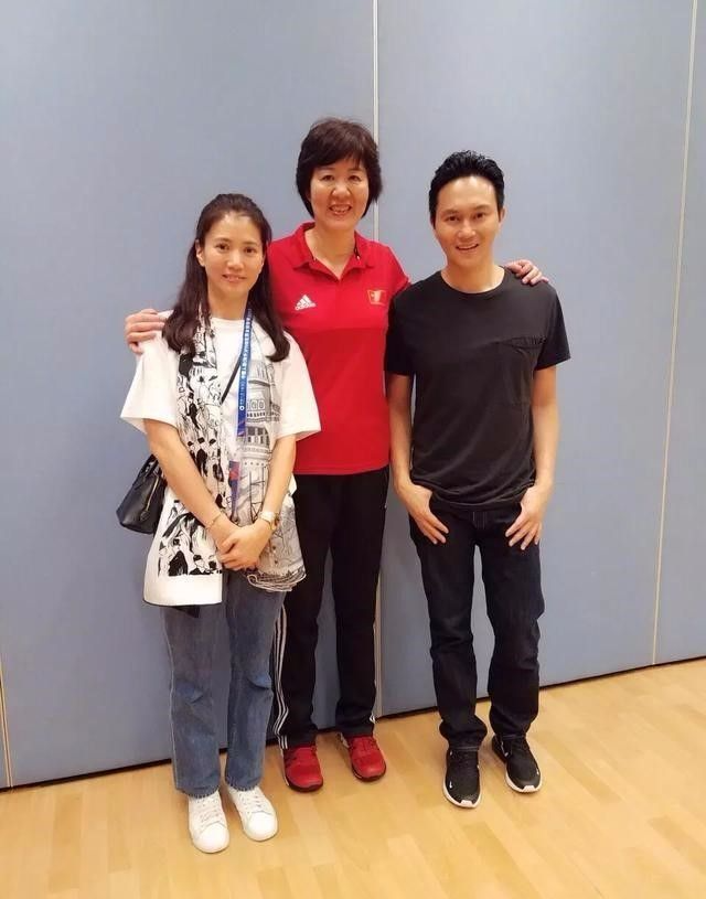 袁咏仪暴露真实状态,素颜松弛却清秀干净,张智霖两鬓斑白仍帅气