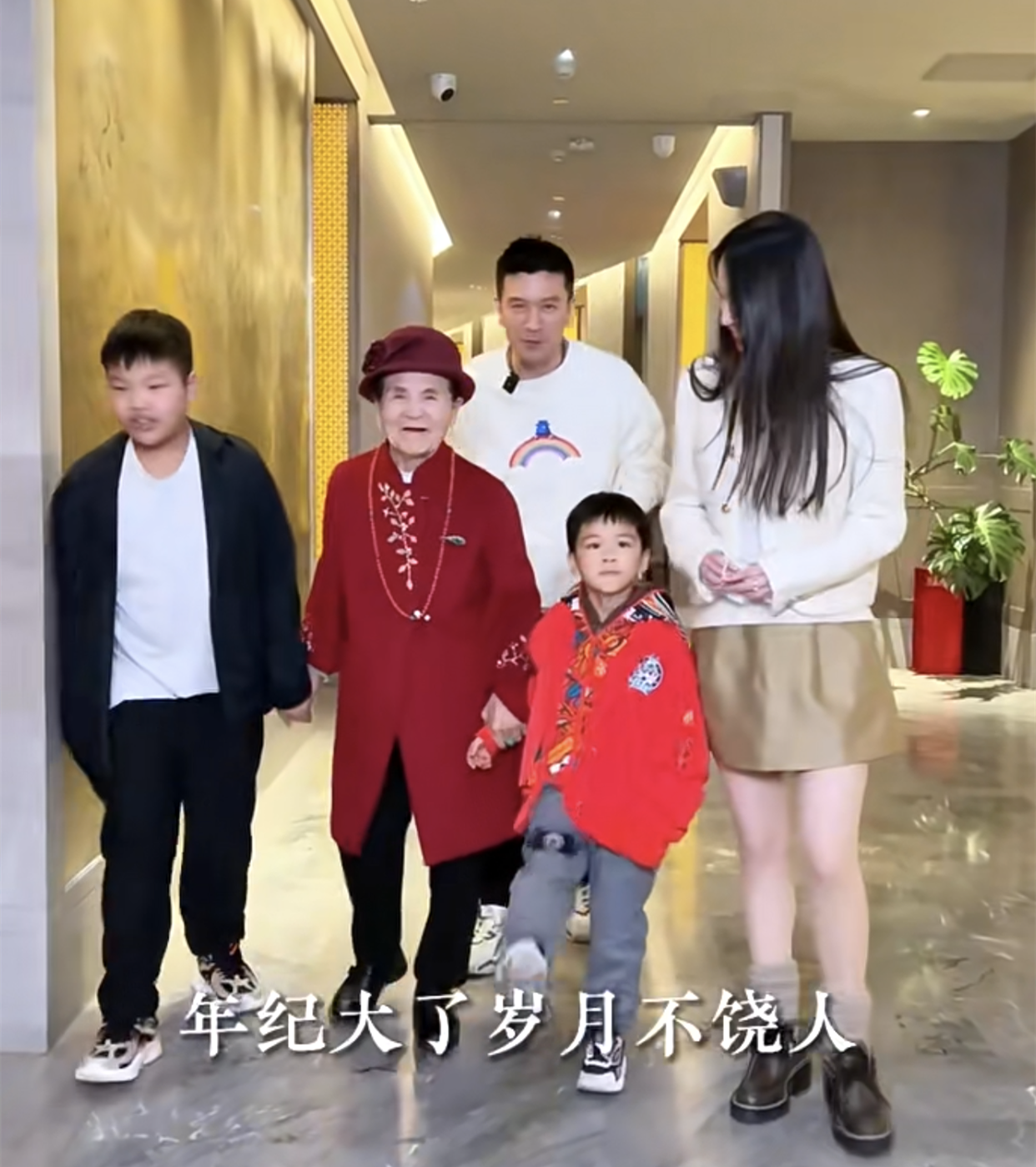 安迪|黄圣依带儿子见婆婆,杨子全程夸赞小儿子!安迪被冷落委屈掉落泪
