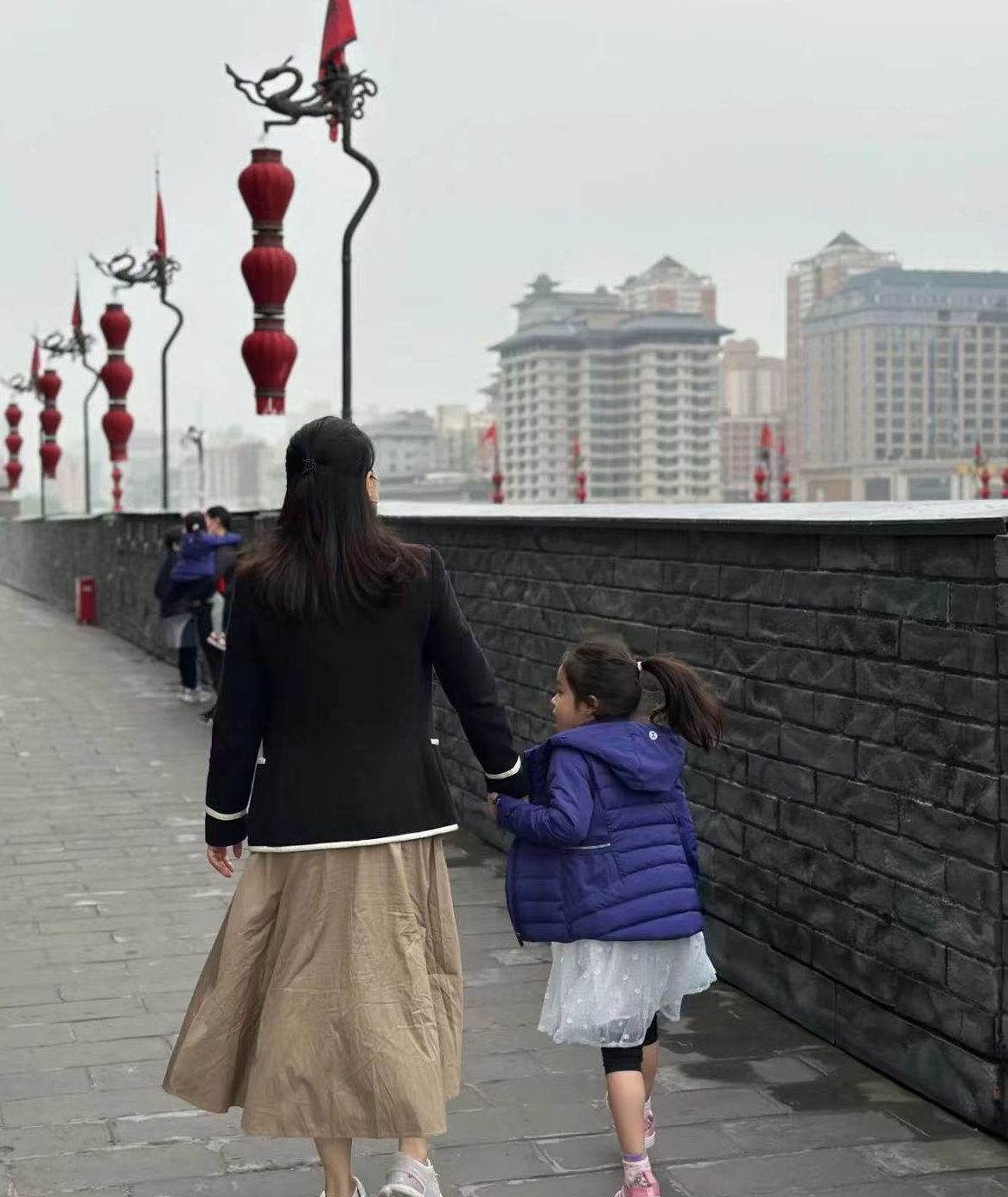 郭晶晶|郭晶晶拎8万爱马仕，踩高跟美到新高度，和老公出行亲民没架子