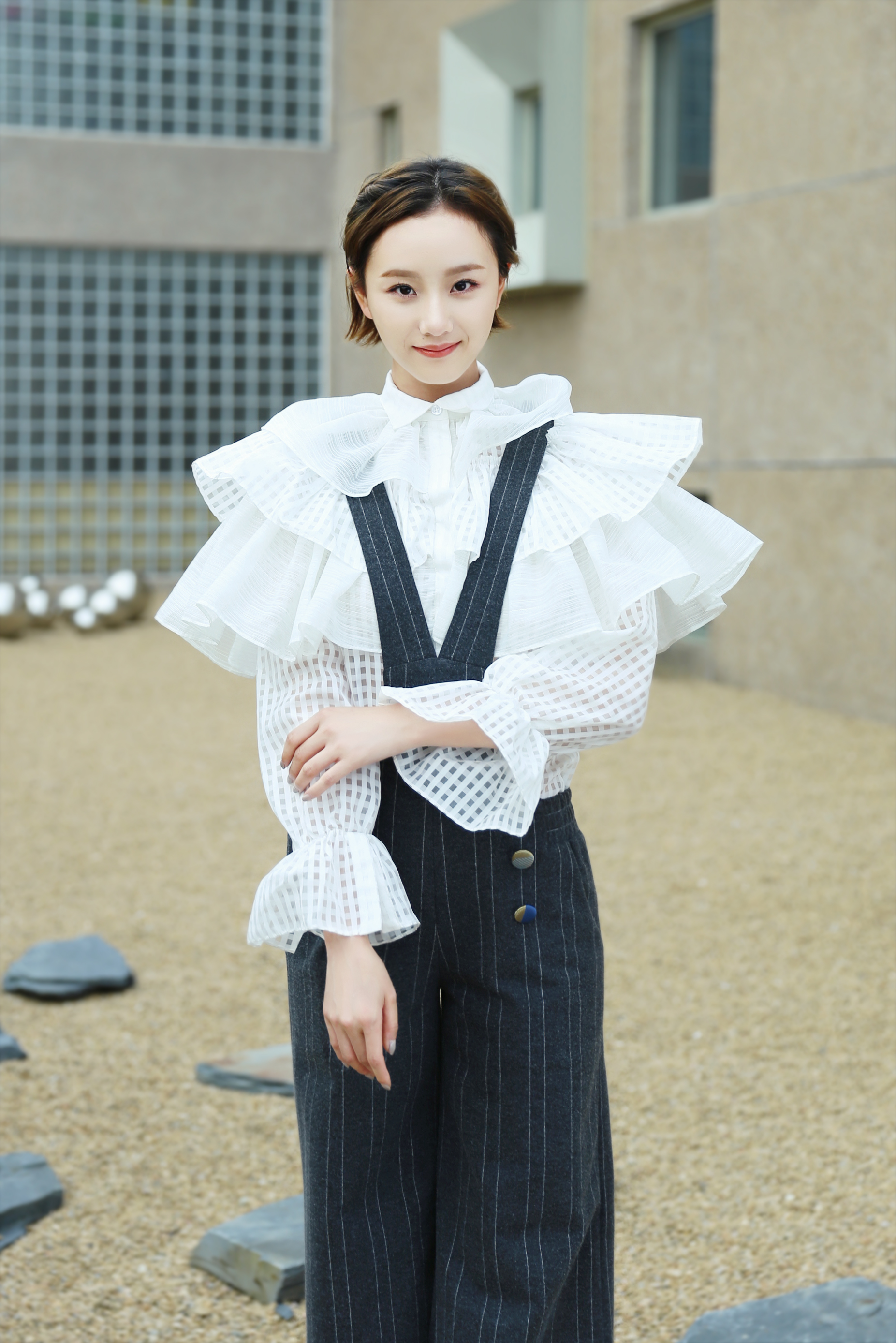 女孩|35岁知名演员被曝隐婚生女！抱小女孩逛街显亲密，本人忙发文澄清