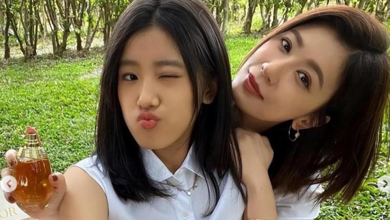 贾静雯18岁大女儿晒近照，梧桐妹穿衣露骨戴鼻环，称未来想当艺人