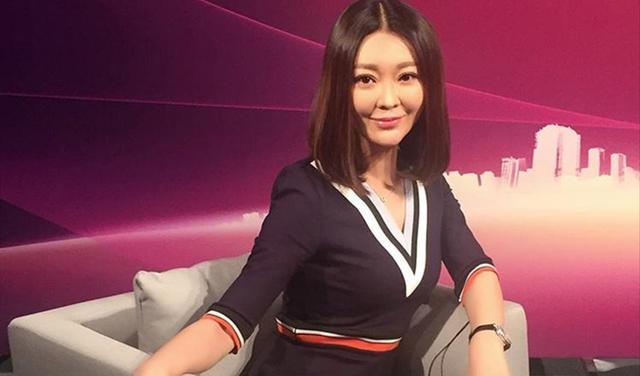 前央视主持人现身以色列,穿泳装浑身涂黑泥,大肆宣扬国外引争议