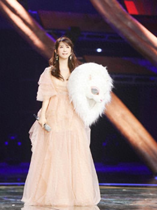 知名女星被曝出轨女助理，前夫下场狂撕，11岁的儿子出面力挺