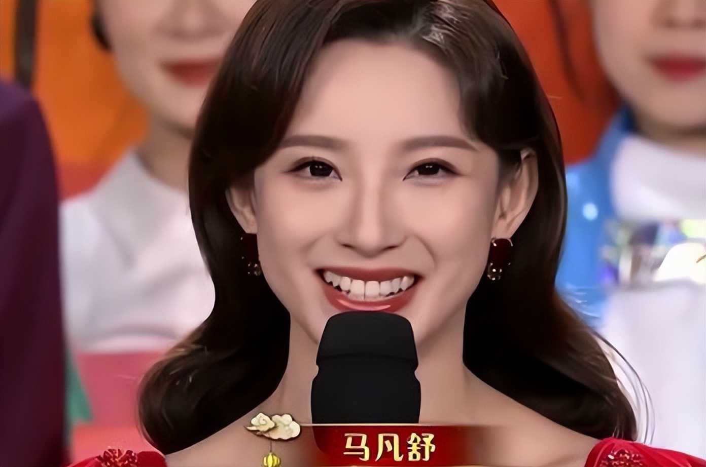 |五位央视龙年春晚主持人,个个实力不凡,皆受观众喜爱,最小30岁