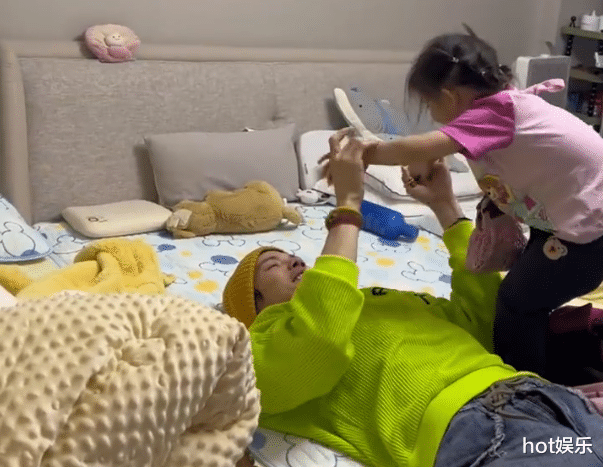 向佐测试女儿反应差点毁容，家里脏乱差，玩具乱扔，床单廉价