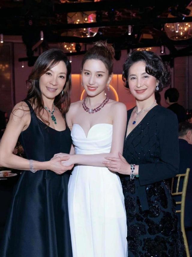 穿衣搭配 60岁何超琼：衣穿简，发不过肩，气质优雅，不扮嫩却显年轻