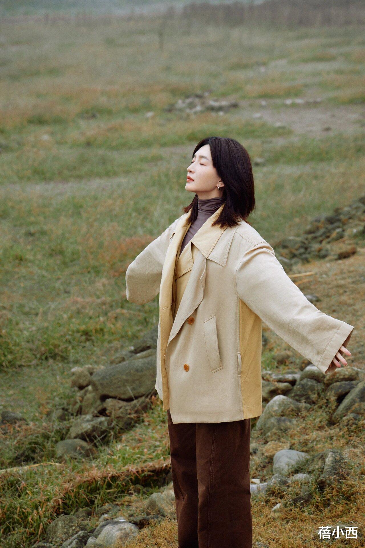 江疏影剪了新齐肩发型洋气10倍,穿卫衣+皮裤走机场,时髦减龄