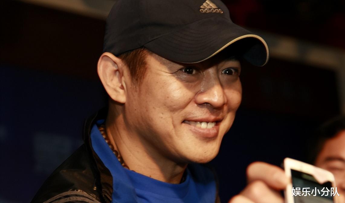 新加坡偶遇60岁李连杰,发福明显疑利智陪同,曾花重金2度移民