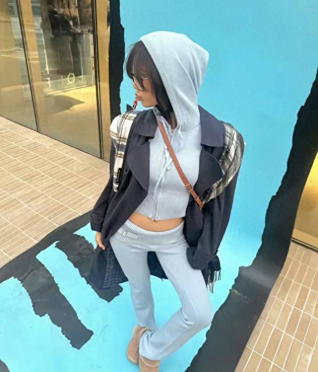 Lisa最新ins自拍爱上刘海,蓝帽子蓝针织套装,皮肤黝黑很欧美