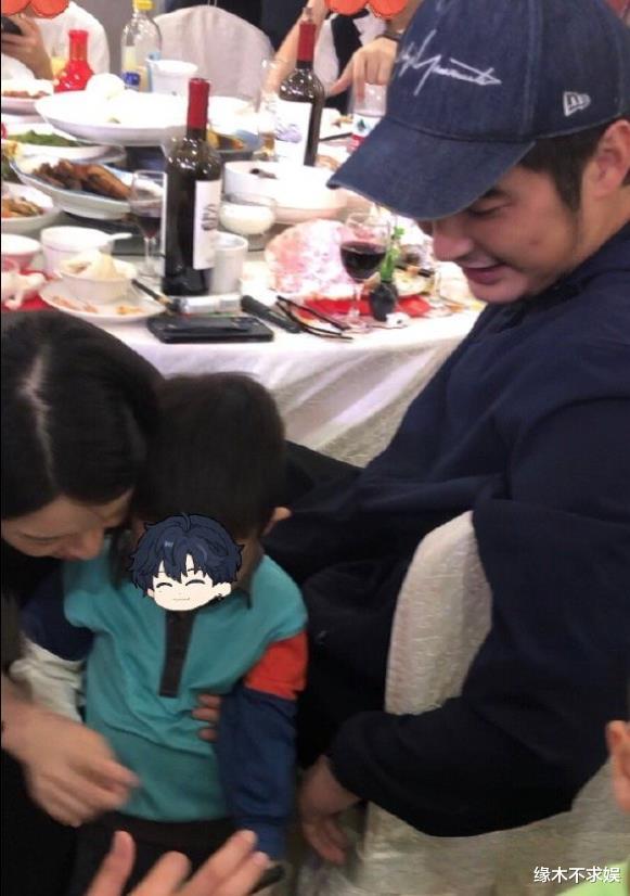 曝金世佳一家3口参加婚礼，二胎儿子像爸爸，结婚生子时间线曝光