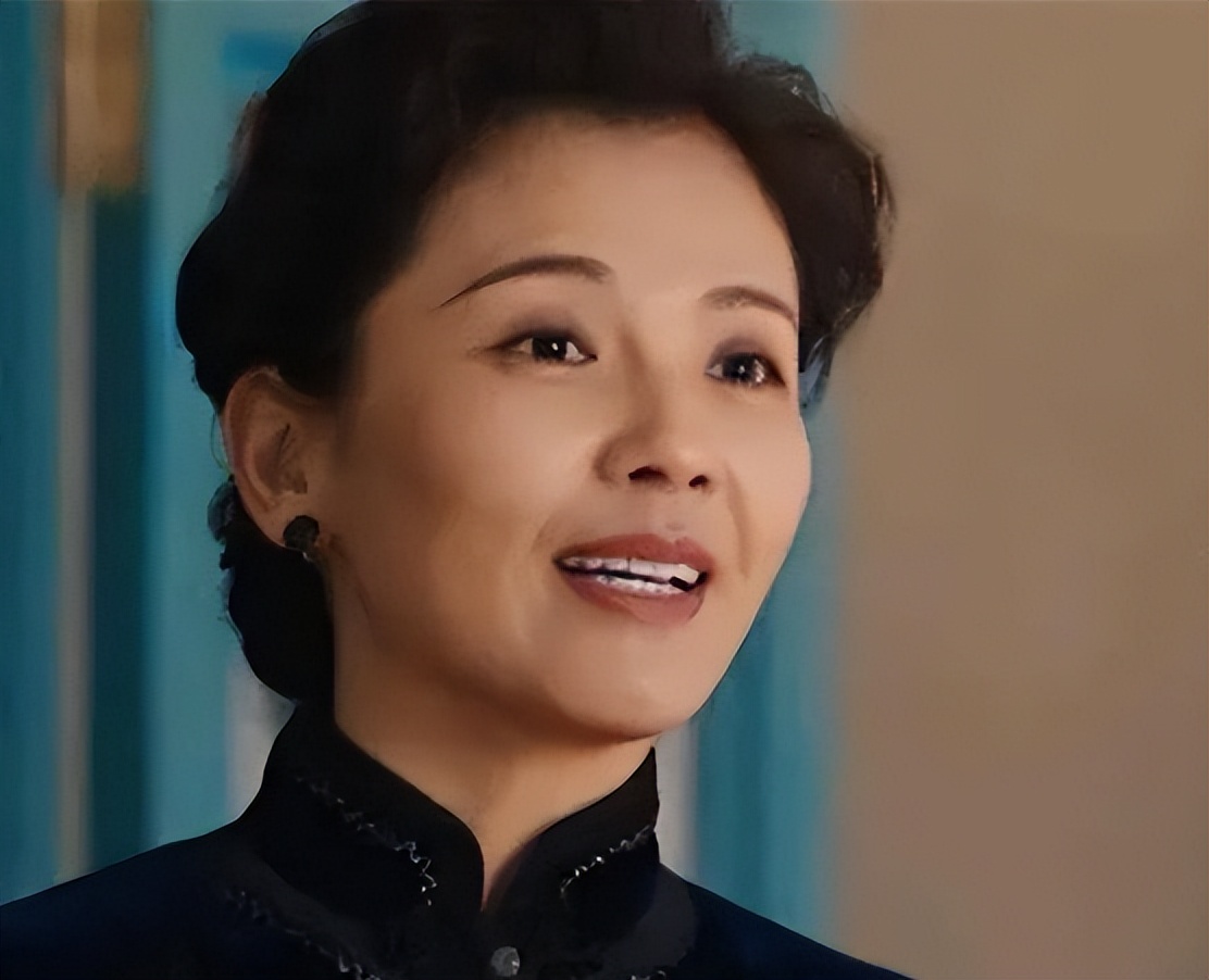 收手吧董璇!别再羞辱观众智商了,43岁演“宋庆龄”雷人又无脑