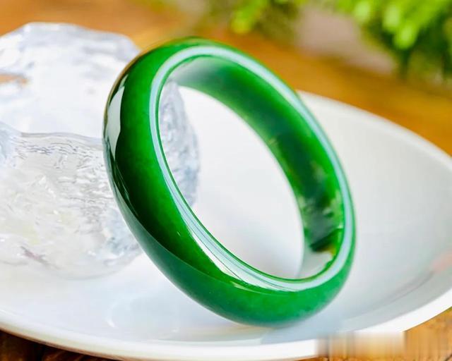 |“矫情”的重器！挑人、挑玉、挑眼力的和田玉手镯！