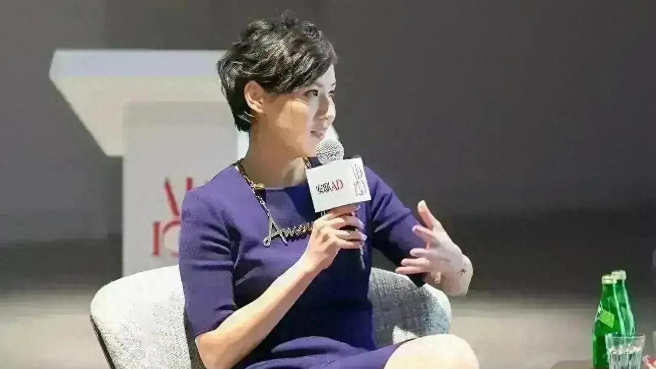 她是上海最美主持人，嫁给了上海首富，如今已经52岁了