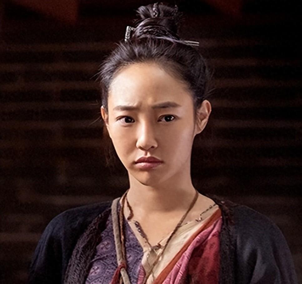 一件蕾丝内衬将白百合送上热搜,翻红的背后,是她抹不去的风流史