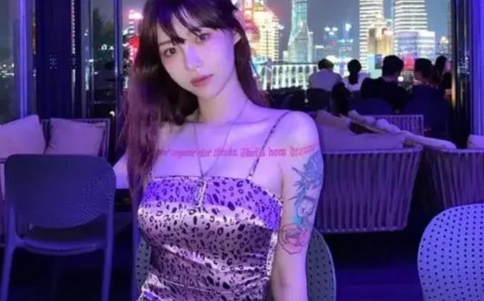 痞幼|网友偶遇痞幼包贝尔,女方遮盖纹身白到发光,包贝尔眼神引发热议