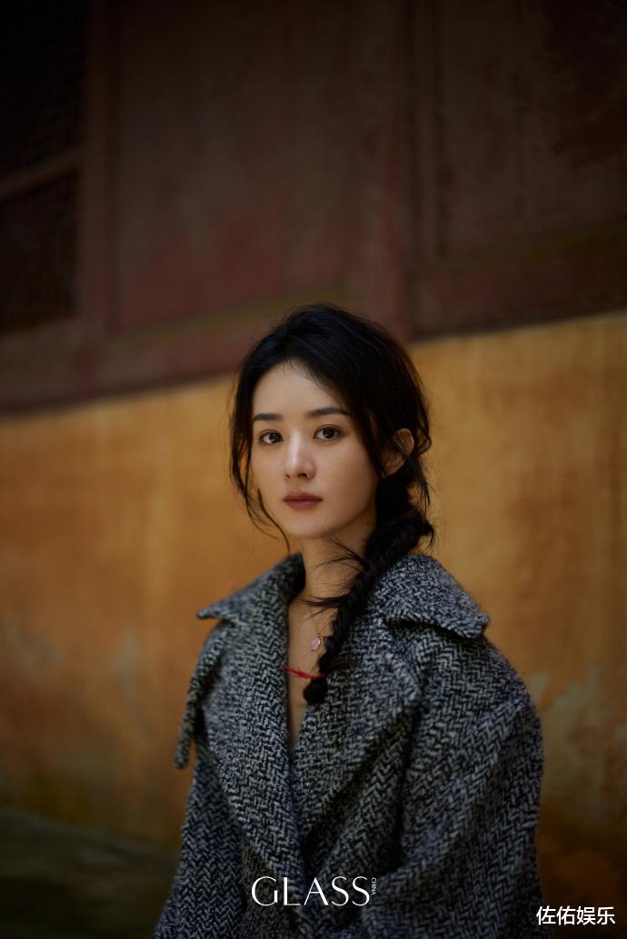 赵丽颖再登杂志封面,轻敲木鱼秀美腿,眼神凌厉气场强大