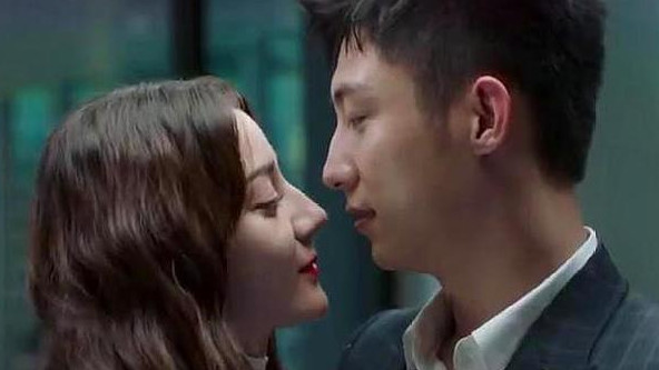 仍未回应与黄景瑜恋情！迪丽热巴新剧片场玩游戏心情爆好