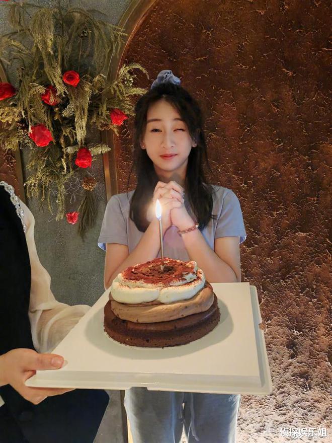 |田亮带家人出游，15岁森碟身高近一米七，和妈妈离别相拥好有爱