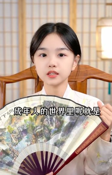 幼态审美害人不浅！美女网红打扮幼态像10岁小孩，在直播间竖中指