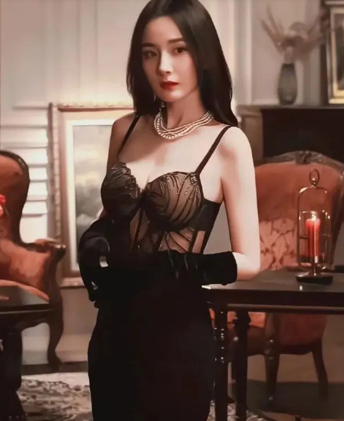 杨幂：优雅与性感并存，网友：能不让人喜欢吗？