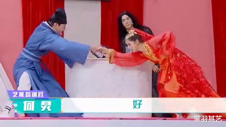 “捂胸天使”迪丽热巴,和“袒胸女神”佟丽娅