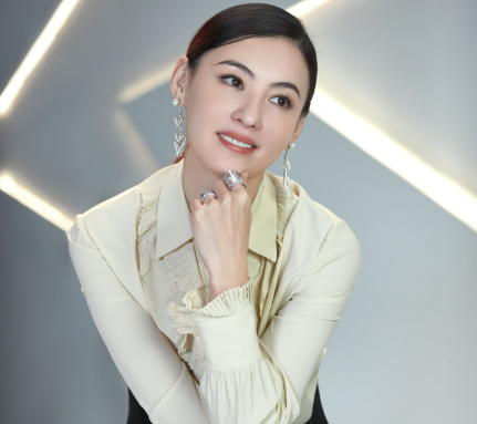 43岁张柏芝现身机场,面容憔悴回应传闻,首谈16岁大儿子情感问题