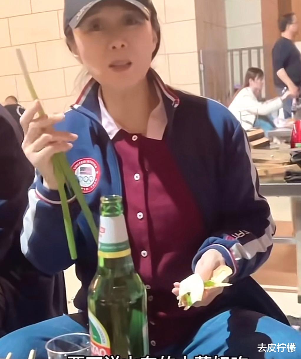 吴琼|国家一级女演员现身淄博,喝酒吃烧烤用手擦嘴,主动拼桌接地气