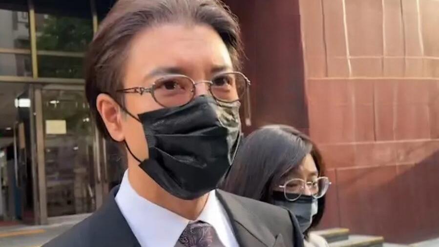 王力宏|王力宏与前妻同框“交战”，穿西装打领带眼神坚毅，李靓蕾显疲惫