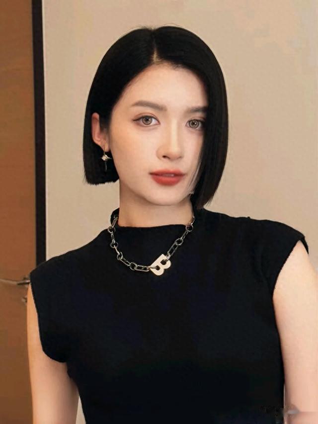 减龄瘦脸发型来了，齐下巴长度就是美，可微扣可卷可直