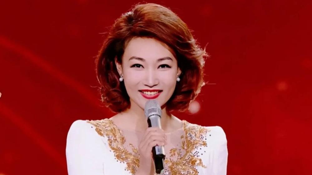 央视主持李梓萌和崔志刚擦出“火花”，众网友纷纷喊话