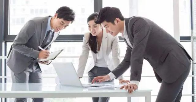 帮领导办私事，领导说“谢谢你”，笨蛋才说“应该的”