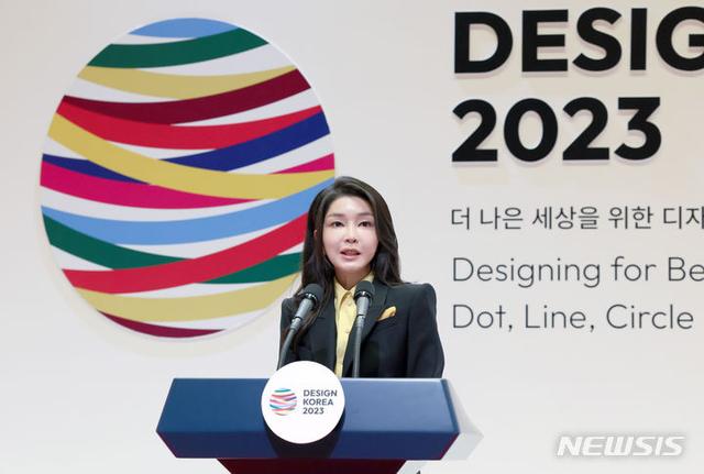 韩国第一夫人去听音乐会！扎马尾辫比心又扮嫩，黑白配又把人美到