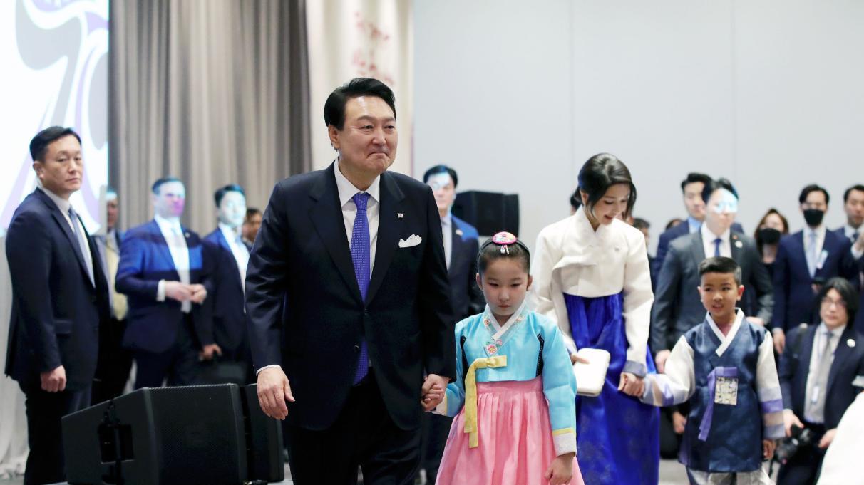 李雪主 韩国夫人访美第一天就美翻！挽起长发娃娃脸好富态，还撞脸李雪主