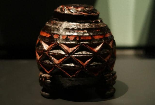 一天一件文物：战国彩绘漆木三角形纹盏形器