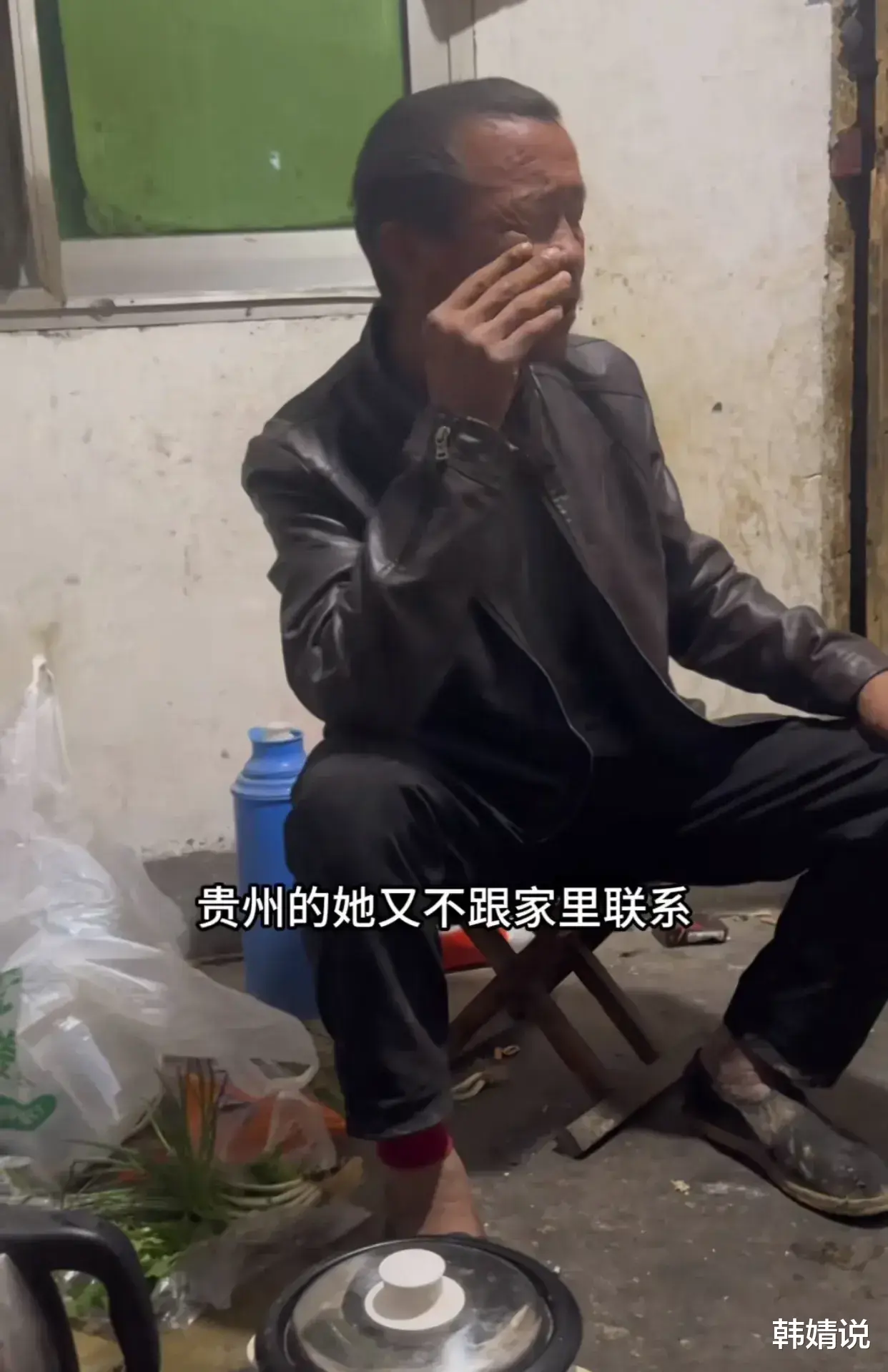 王子恩的18岁父亲现身，父子俩长得很像，都是圆头圆脑的脸型