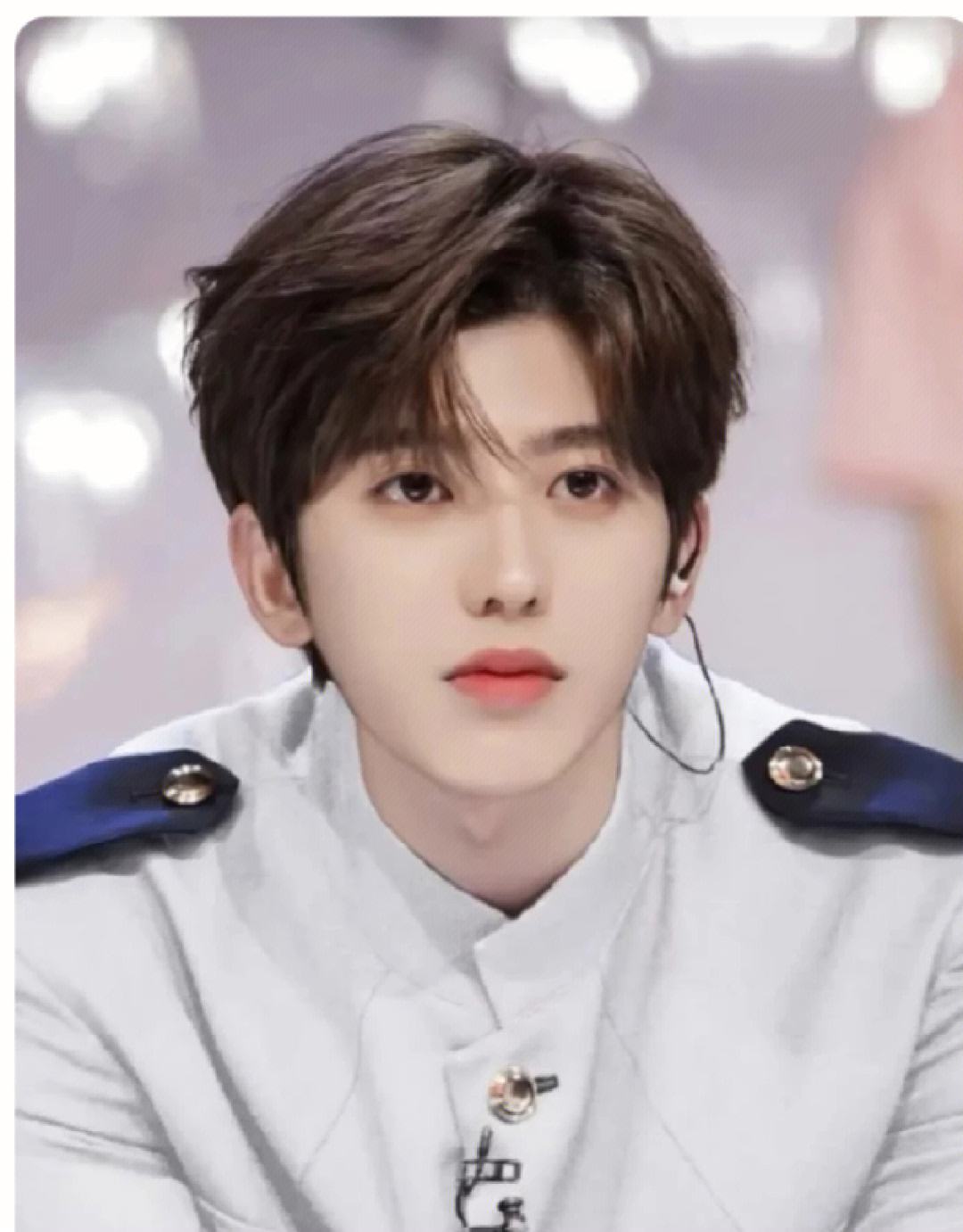 蔡徐坤堕胎风波后首露面,悄悄回国怕被发现,闷闷不乐状态憔悴