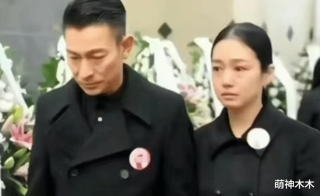 刘德华女儿首次露面引围观,葬礼露笑还画眉,被质疑11岁打扮成熟