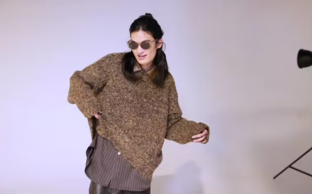 景岗山父子罕合体拍广告，景天一长相秀气留长发，五官神似爸爸