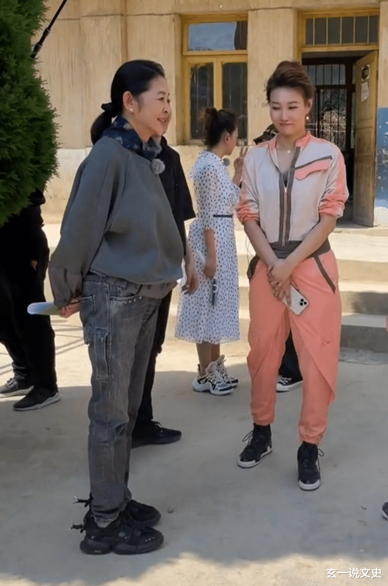 倪萍 看路人拍倪萍,减肥没变漂亮反而更像老太婆了,身材干瘪普通得很