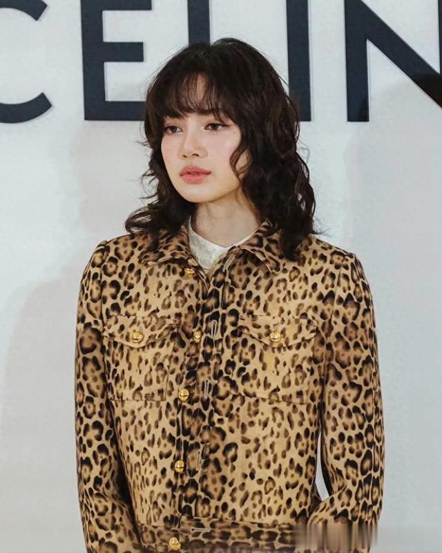 Lisa卷发被吐槽“姨味儿”，一身豹纹上衣搭半裙，长腿很帅气